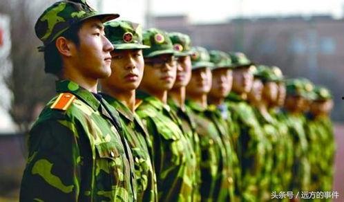 军训吊带背心女吃瓜,女兵吊带背心下的吃瓜瞬间