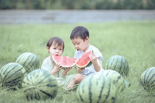 喜欢吃瓜的小孩,揭秘爱吃瓜小孩的甜蜜秘密