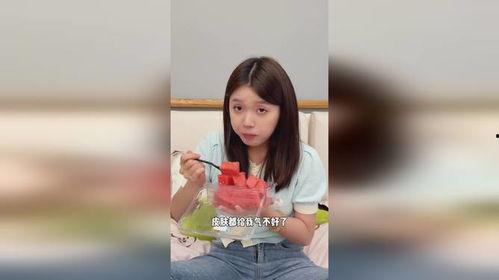 给闺蜜吃瓜,一起吃瓜，共享欢乐时光