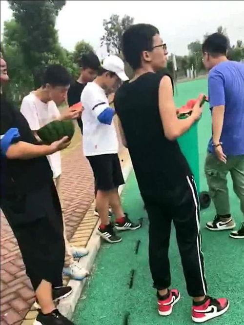 吃瓜女孩被打,揭开网络暴力背后的真相