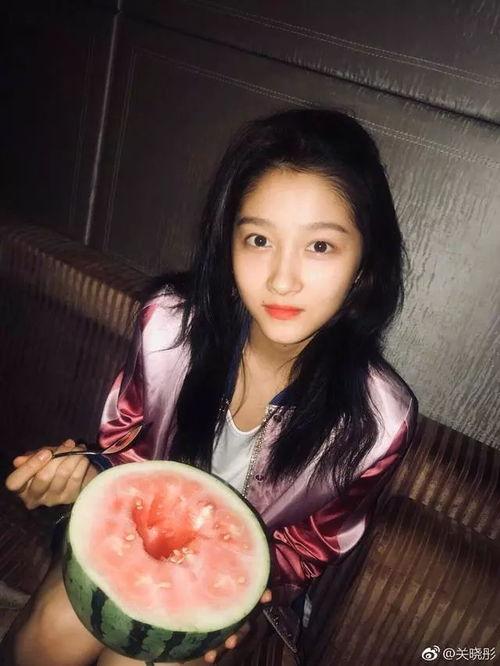 田园吃瓜拍照图片搞笑