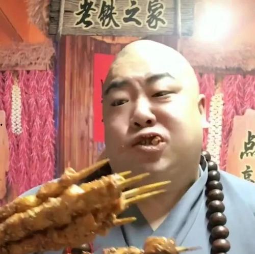 和尚搞笑吃瓜,佛系生活也能笑出声