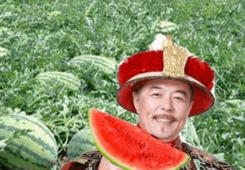 拍到路边吃瓜,捕捉市民悠闲生活瞬间